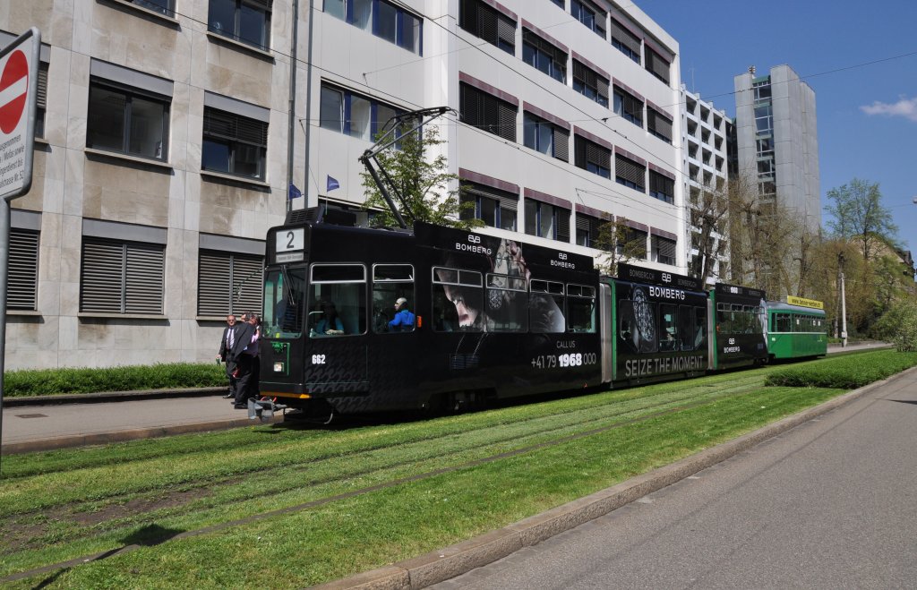 Neues Werbetram. Der Be 4/6 S 662 macht Werbung fr BOMBERG Uhren. Hier fhrt der Wagen Richtung Haltestelle Gewerbeschule auf der Linie 2. Die Aufnahme stammt vom 25.04.2013.