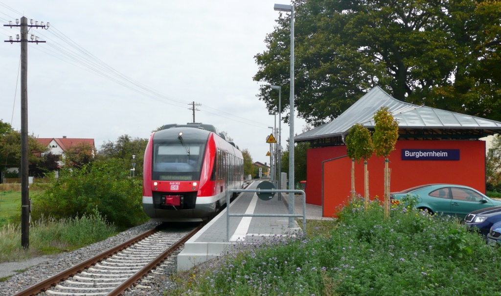 Neun Jahre spter hlt 648 312 in Burgbernheim vor dem modernen Nachfolgebau. (Blick nach Osten am 5.10.11)