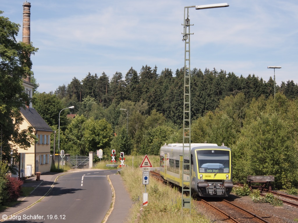 Neun Jahre spter kommt agilis VT 718 in Selb-Plberg an. Die meisten nicht mehr genutzten Gleise und Weichen und das alte Stellwerk waren verschwunden. (19.6.12) 