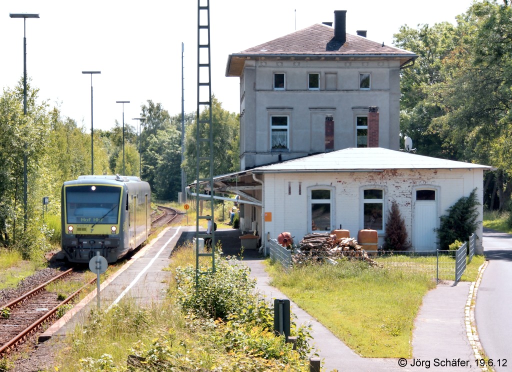 Neun Jahre spter stoppte agilis VT 718 vor dem Empfangsgebude in Selb-Plberg. (19.6.12) 
