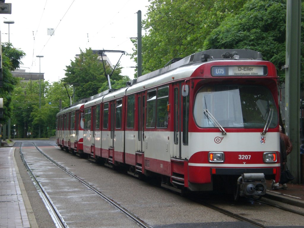 Neuss: Die U75 nach Dsseldorf-Eller Vennhauser Allee am Hauptbahnhof Neuss.(17.7.2012)