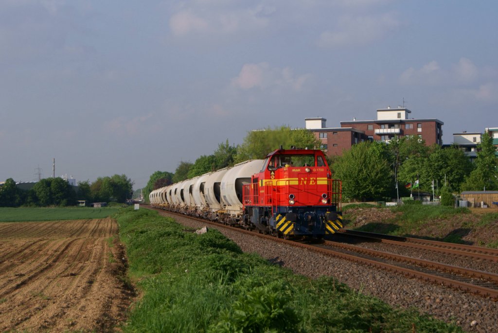 Neusser Eisenbahn MaK G1700 mit einem Zementzug nach Gustorf am 07.05.2012 zwischen Holzheim (b. Neuss) und Kapellen-Wevelinghoven