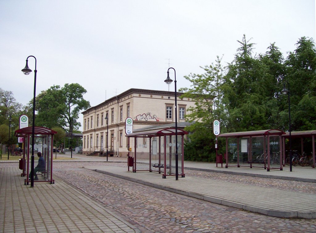 Neustadt (Dosse) (Hamburger Bahn), Empfangsgebäude, Vorplatz mit Bushaltestellen (05.05.2009)