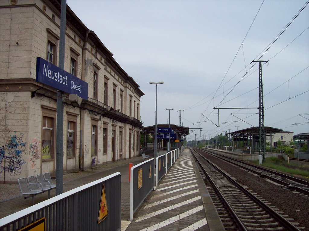 Neustadt (Dosse) (Hamburger Bahn, KBS 202) und 209.73, Bahnsteige und leer stehendes Empfangsgebude (05.05.2009)