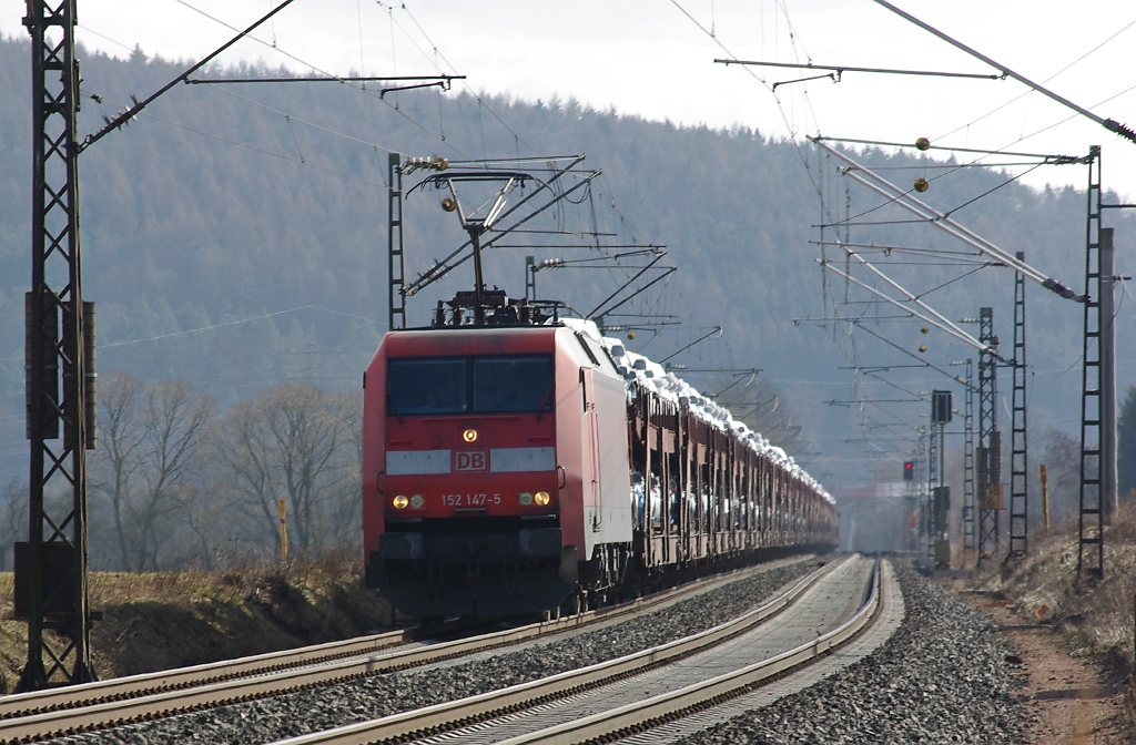 Neuwagen soweit das Auge reicht... 152 147-5 mit Autozug in Fahrtrichtung Norden. Aufgenommen zwischen Mecklar und Friedlos am 06.03.2011.