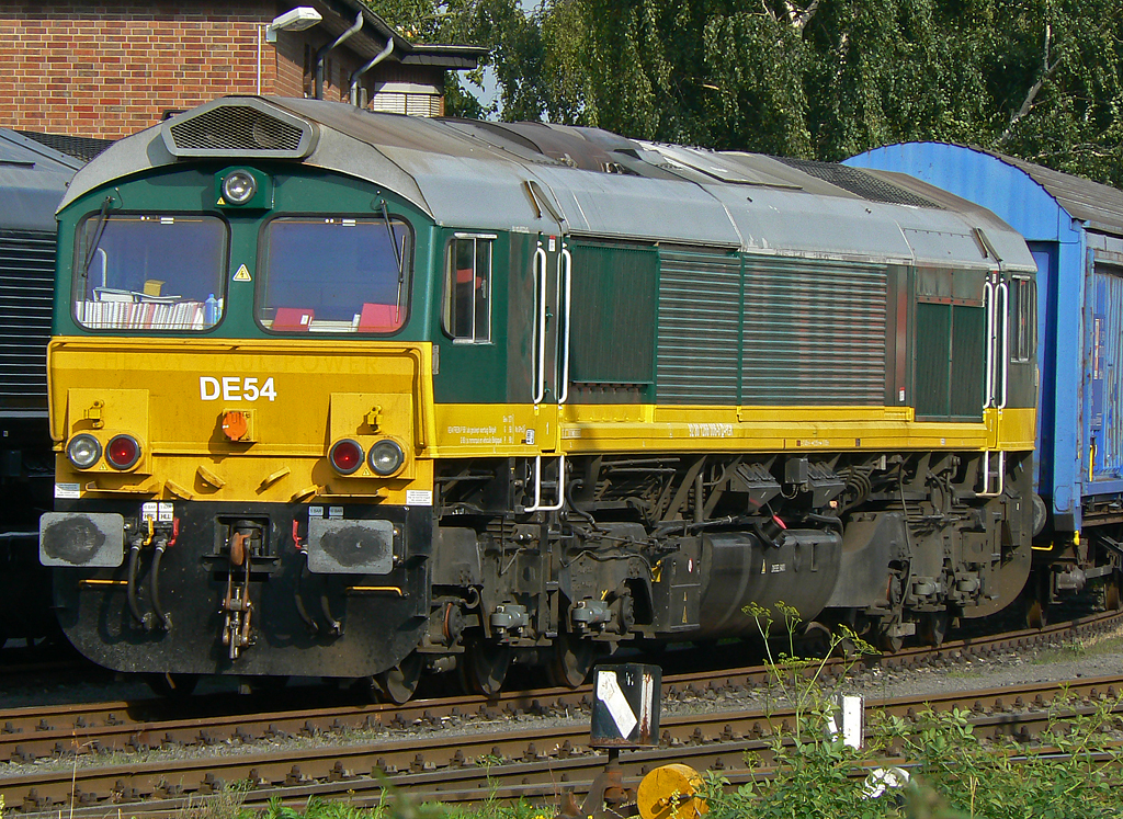 Neuzugang bei der HGK , DE54 steht derzeit im BW der HGK in Brhl-Vochem an der Kurfrstenstrasse (Fotostandpunkt), aufgenommen am 28.07.2010