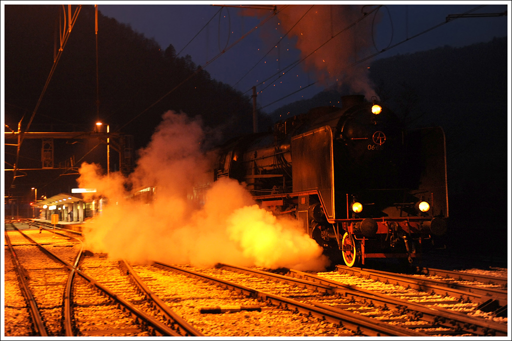 New Year's rocket made by Borsig Berlin Vol. II: 06-018 (Borsig Berlin 1930) mit ihrem Weihnachtszug 16001 von Maribor nach Ljubljana am 22.12.2012 bei der Ausfahrt aus Zidani Most.