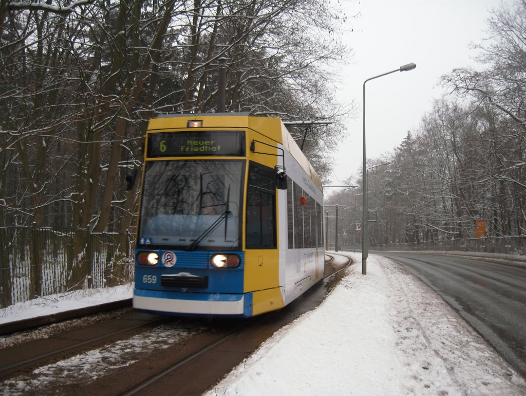 NGT 659 fhrt auf die Brcke ber die Eisenbahnstrecke Rostock-Wismar (andere Seite, Richtung Neuer Friedhof). 
19.01.2010
