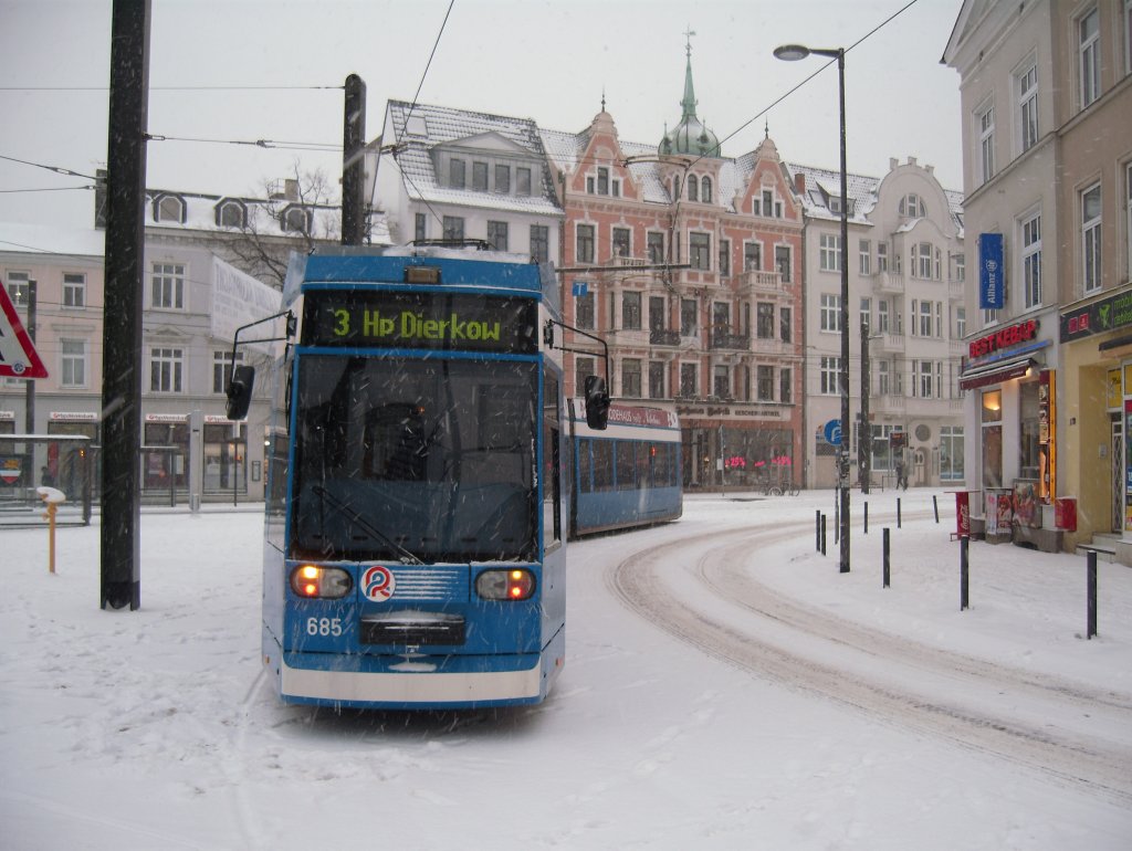 NGT 685(6NGTDWE) in der Kurve am Doberaner Platz, wo sonst nur Dienstfahrten Sonderfahrten langgehen. Wahrscheinlich mussten die Fahrgste umsteigen wegen Ausfalls des Triebfahrzeuges.
17.01.2010