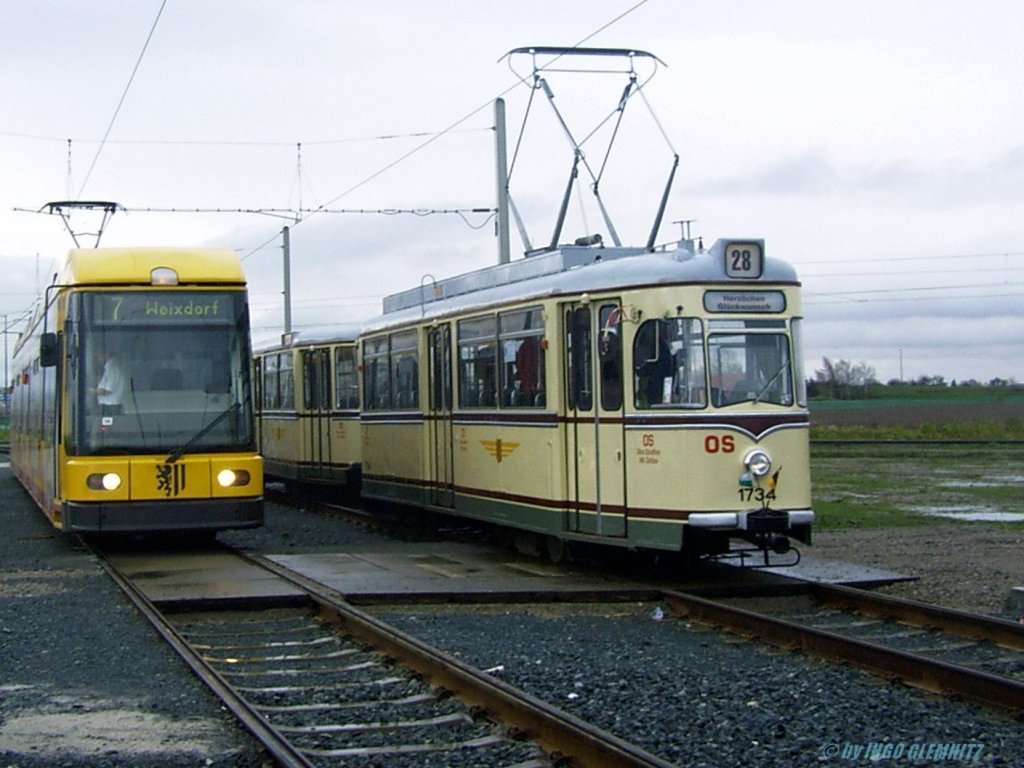 NGT6DD-Wagen der Dresdener Verkehrsbetriebe wird in der Pennricher Gleisschleife von 1734 + 2015 berrascht.
Letztere liefen von 1969 -95/96 als TDE 218 037-5/BDE 268 104-8 bei der Berliner BVB/BVG, nachdem Dresden auf Tatra T4D umrstete. Aufnahme am 20.12.2008.