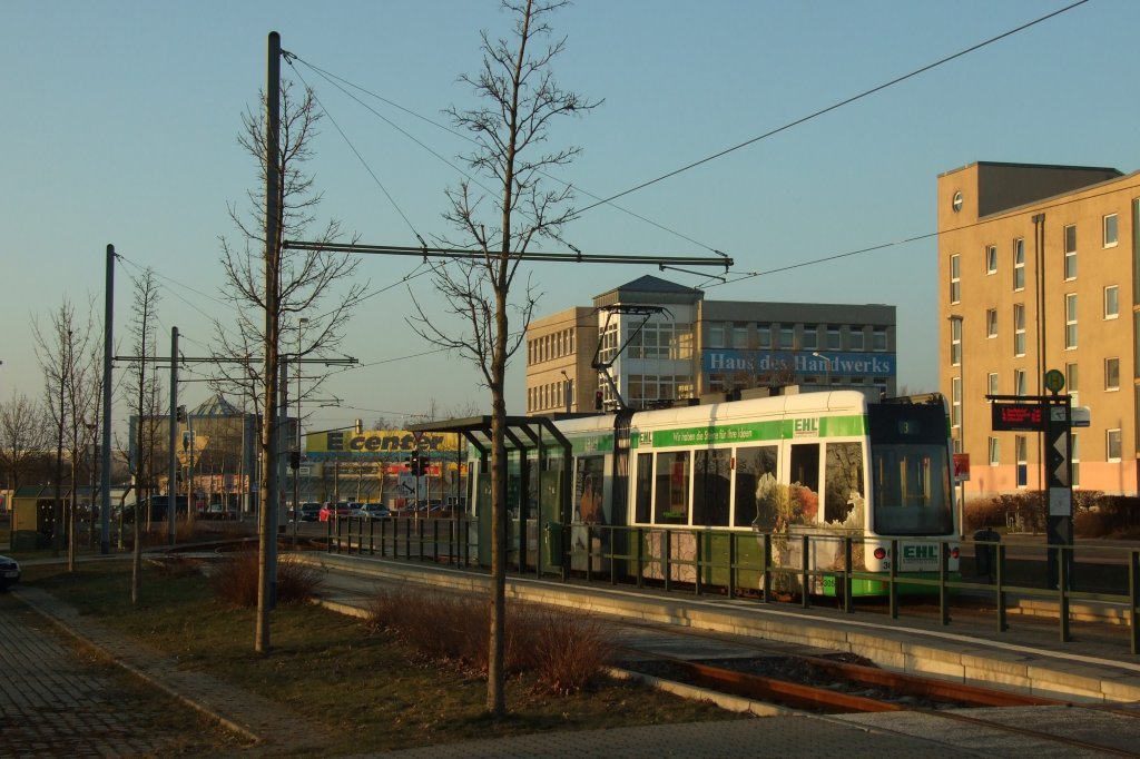 NGT6DE - Wagen 305 steht an der Endhaltestelle Dessau-Junkerspark und fhrt alsbald Rtg. Dessau Hbf. . Diese Haltestelle dient gleichzeitig als Korrespondenzhalt zwischen der Straenbahnlinie 3 und den Buslinien 16 und 18.
Dessau, der 2.3.13 - 17.14 Uhr