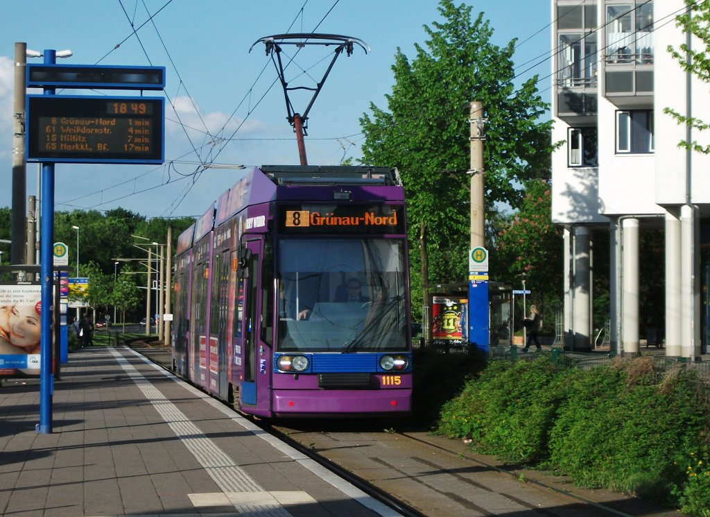 NGT8 1115 der LVB als Linie 8 nach Grnau-Nord beim halt am Schnauer Ring in Leipzig-Grnau am 12.Mai 2012. 