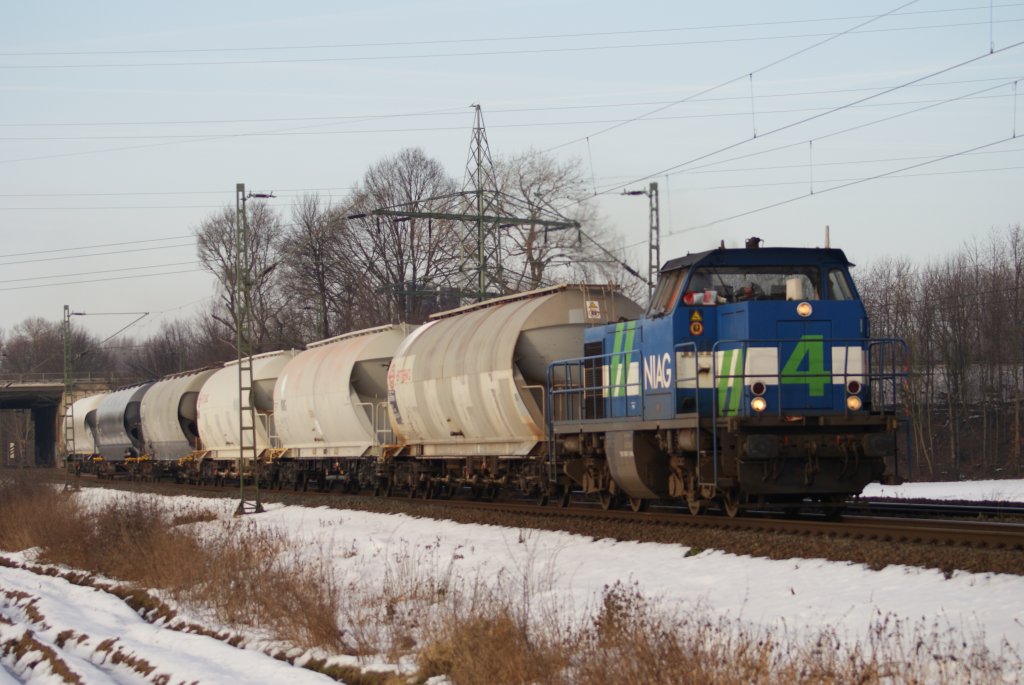 NIAG 4 mit dem Reisholzer als Umleitung in Neuss-Weienberg am 05.01.2011
