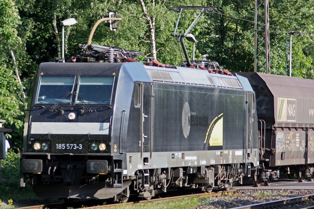Niag Mietlok 185 573 (ex Neubauer) am 9.5.11 bei der Durhfahrt durch Ratingen-Lintorf. 