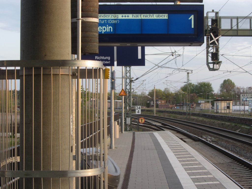 Nicht ablesbarer Fahrzielanzeiger in Erkner.  onderzug ber furt (Oder) nach epin . 28.4.2012