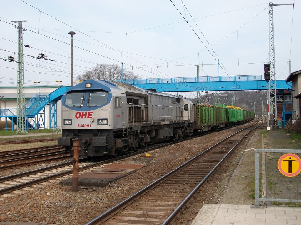 Nicht alle Holzwagen waren beladen als OHE 330091 von Mukran am 13.April 2010 durch Bergen/Rgen fuhr.