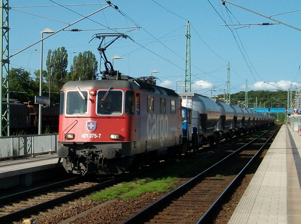 Nicht alleine kam Re421 375 am 23.Juni 2010 von Mukran mit leeren Zementzug nach Itzehoe,durch Bergen/Rgen,im Schlepp hatte Sie die kleine MWB-V241