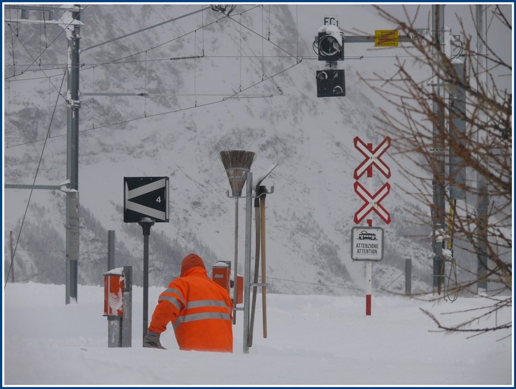 Nicht alles geht maschinell, auch viel Handarbeit ist angesagt auf Alp Grm. (01.12.2009)