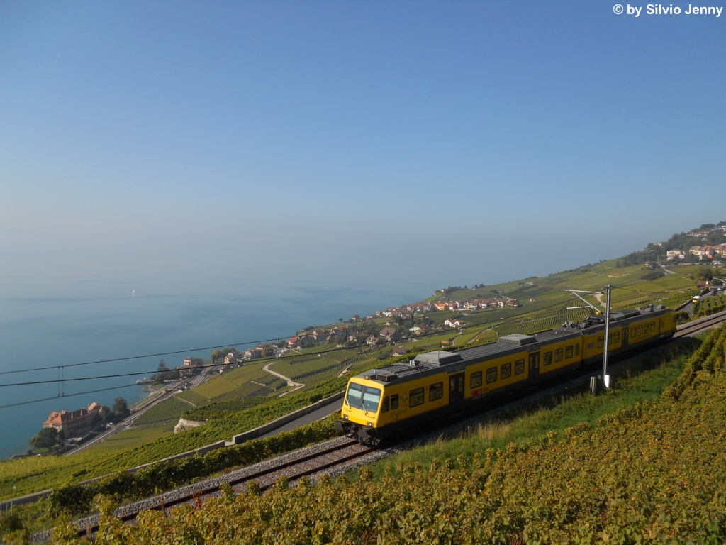Nicht an der Cte-d'Azur, sondern im Lavaux befindet sich am 3.10.2011 der Train de Vigne obehrlab von St.Saphorin. Jedoch knnte man aufgrund des dunstigen Wetters meinen, der Zug befinde sich am Mittelmeer, statt am Genfersee.