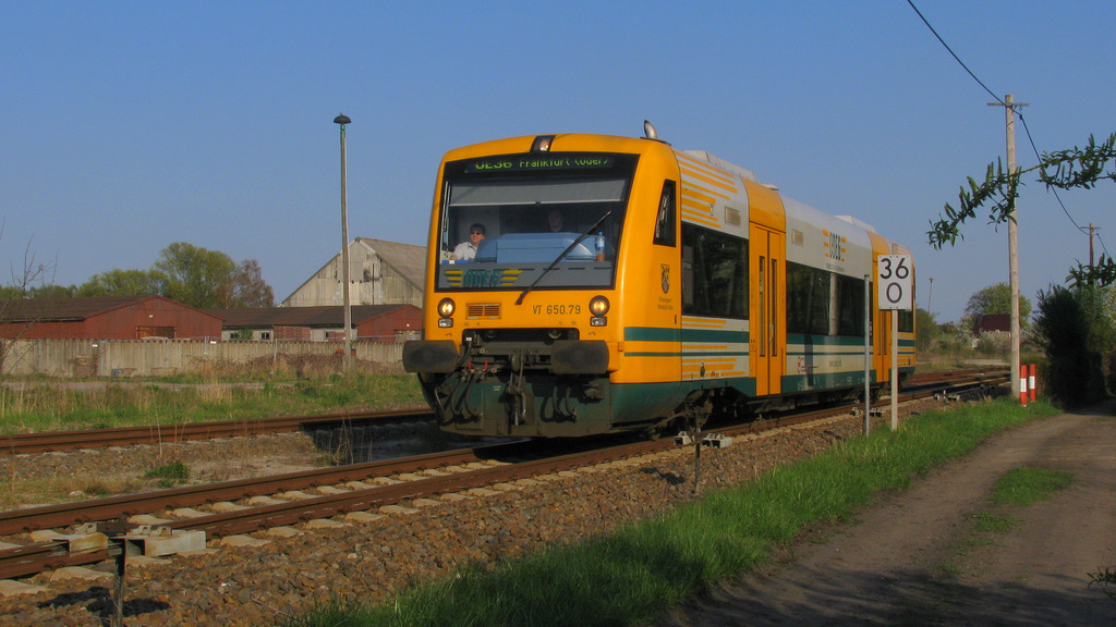 Nicht bestreikte OE nach Knigs Wusterhausen wurde noch nach einem fixen Abstecher zu MC Donalds in Storkow fotografiert. Anzeige ist falsch ;-)! 20.04.2011