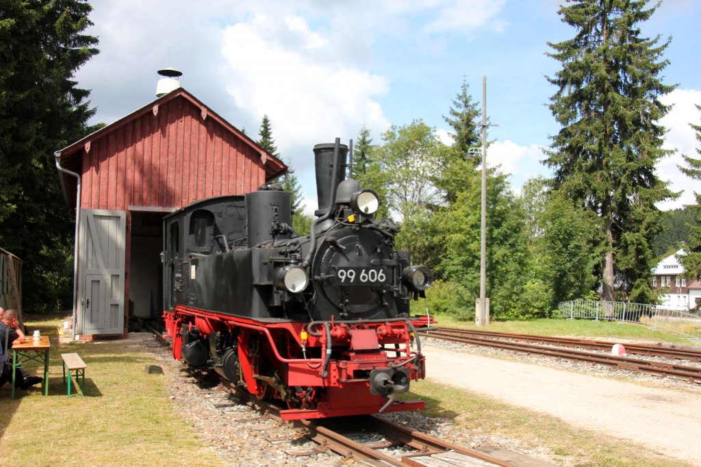 Nicht Betriebsfhig aber optisch top prsentiert sich 99 606 am 12.08.2012 vor dem Lokschuppen in Carlsfeld zum Wcd-Fest. 