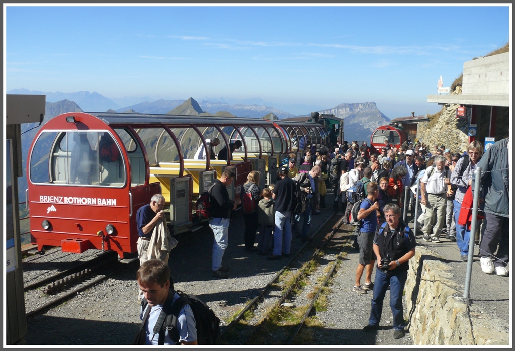 Nicht dass ihr glaubt Bahnbildertreffen seien eine einsame Angelegenheit. Der Aufruf von Heinz Stoll wurde von unzhligen Fans befolgt und die BRB wurde an diesem schnen  Tag regelrecht gestrmt. Im Vordergrund Heinz und rechts davon Stefan, Daniel und Christine, um nur einige Teilnehmer zu nennen. Brienzer Rothorn (01.10.2011)