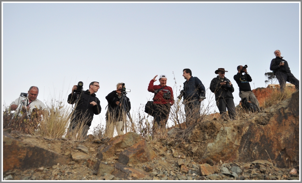 Nicht dass ihr glaubt ich sei alleine in Eritrea unterwegs gewesen, nein da waren noch ein paar so  Verrckte  mit dabei. Der Mann mit der noch weissen Mtze, der da winkt, ist unser allseits bekannter Hansjrg Brutzer. (30.01.2012)