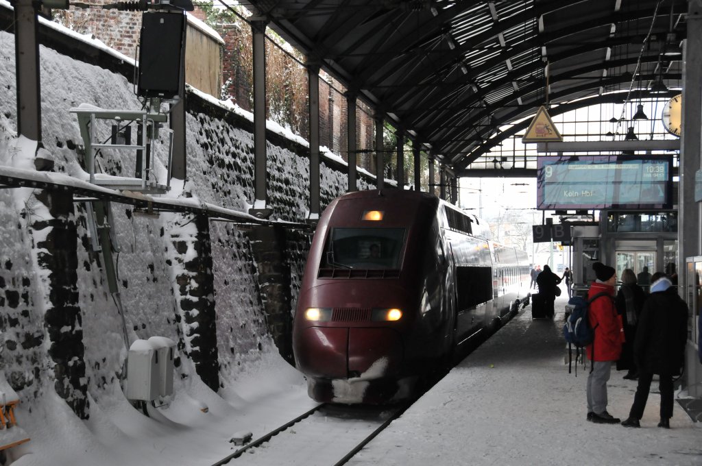 Nicht ein Bahnhof in einem Wintersportort, sondern Gleis 9 in Aachen-Hbf. An diesem Weihnachtsfeiertag fielen die Zge wegen der Schneeverhltnisse reihenweise aus. Auf dem Zugzielanzeiger wird die Weiterfahrt des Thalys 9413 nach Kln mit 10.39 Uhr angegeben. Das Foto entstand jedoch um 11.26 Uhr. Kurze Zeit spter fuhr dieser Thalys jedoch wieder leer zurck nach Belgien.