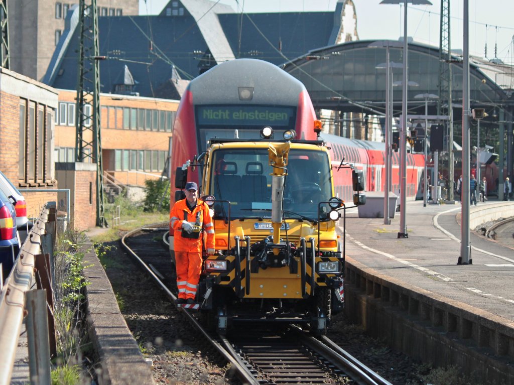 Nicht einsteigen! Gilt das auch fr den Rangierer, der mit einem 2Wegeunimog ( U400) den RE 1 aus dem Aachener Hbf zieht? Der Zug wird am 03.05.2011 zum reinigen ins BW zum Waschgleis gezogen. Der Unimog ersetzt hier in Aachen Hbf seit ende letzten Jahres eine Rangierlok, es scheint kostengnstiger zu sein die Zge mit dem Zweiwegefahrzeug zu bewegen.
