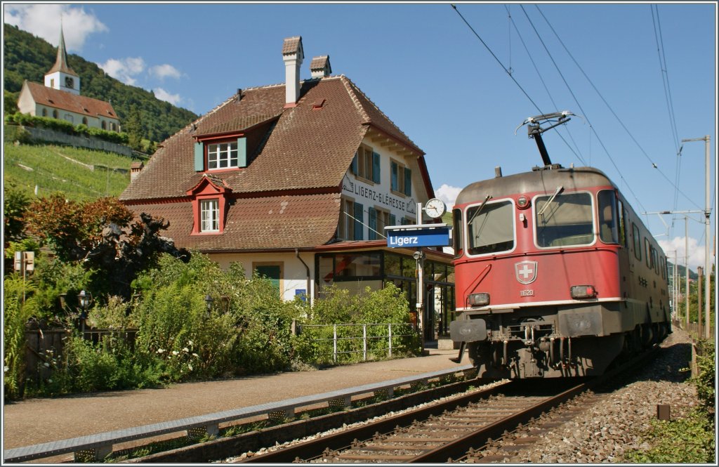 Nicht ganz einfach gestaltete sich die Idee, die markante Kirche von Ligerz und die Bahnhof des Orts auf einem Bild zu zeigen.
Re 6/6 11620 bei der Durchfahrt in Ligerz am 31. Juli 2013