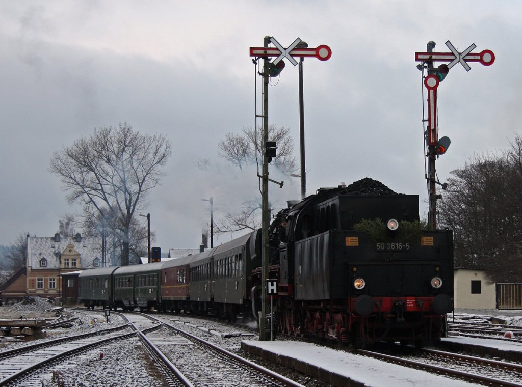 Nicht ganz original, die beiden Formsignale im Bahnhof Schlettau, aber ein sch�nes Fotomotiv. Zum Gl�ck kam 50 3616 mit Tender voran aus Schwarzenberg, sonst h�tte ein h��licher Plaste-Weihnachtsmann an der Rauchkammert�r die Aufnahme versaut.