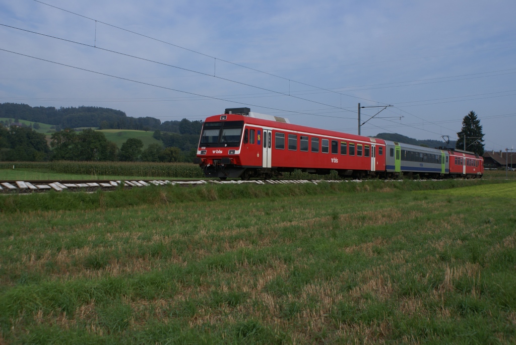 Nicht ganz reinrassig war diese Komposition, die am 6.9.10 Lindenholz verliess: Steuerwagen und Triebwagen noch im rot des ehemaligen RM, Mittelwagen schon im aktuellen NINA-Anstrich.