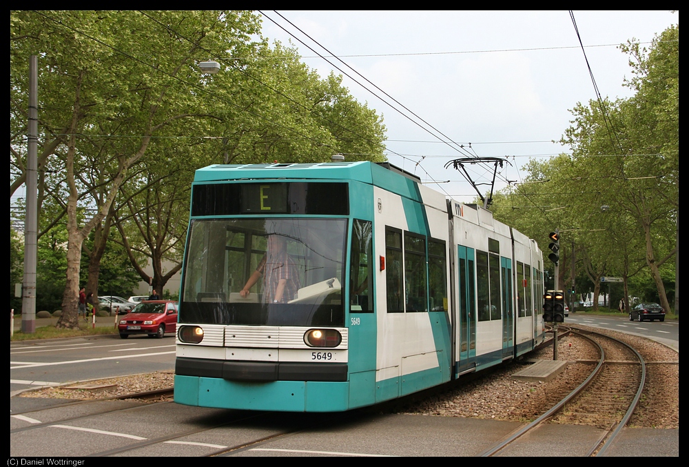 Nicht hufig hat man die Mglichkeit, Einrichtungswagen beim Rckwrtsfahren auf der Strecke zu fotografieren. Unsere Personalschulungsfahrt am 27. April 2011 machte dies jedoch mal mglich. Auf dem Bild setzt der Wagen 5649 gerade von der Wendeschleife eines Mannheimer Stadtparkes in die Haltestelle Landesmuseum zurck.