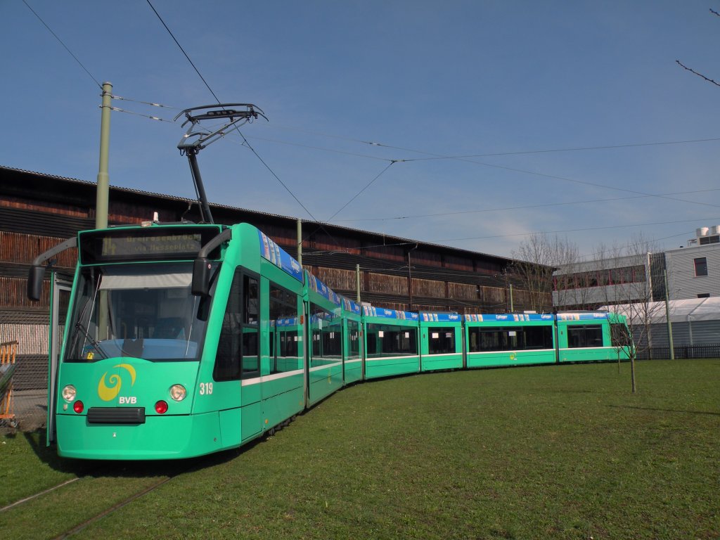 Nicht jeden Tag anzutreffen: Combino 319 auf der Linie 14 in der Schlaufe Pratteln. Die Aufnahme stammt vom 04.03.2010.