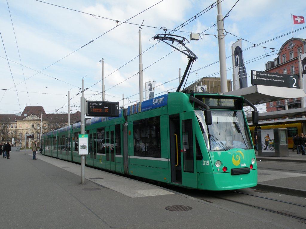 Nicht jeden Tag anzutreffen: Combino 319 auf der Linie 1 am Bahnhof SBB. Die Aufnahme stammt vom 04.03.2010.
