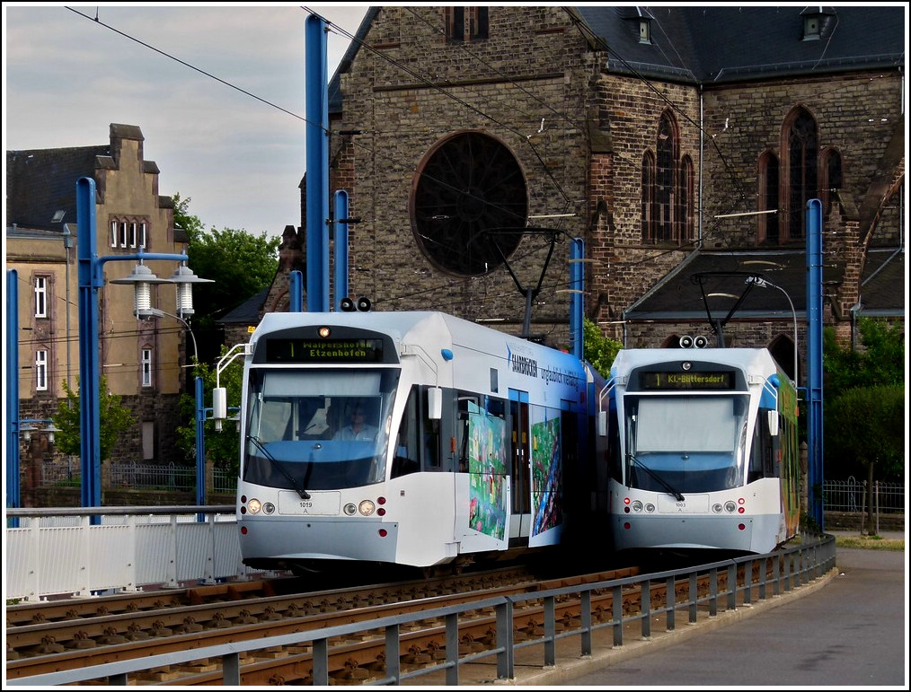 Nicht die Kirche war das Motiv, sondern die Begegnung zweier Wagen der Saarbahn kurz vor der Haltestelle Cottbuserplatz im Saarbr�cker Stadtteil Malstatt . 28.05.2011 (Jeanny)