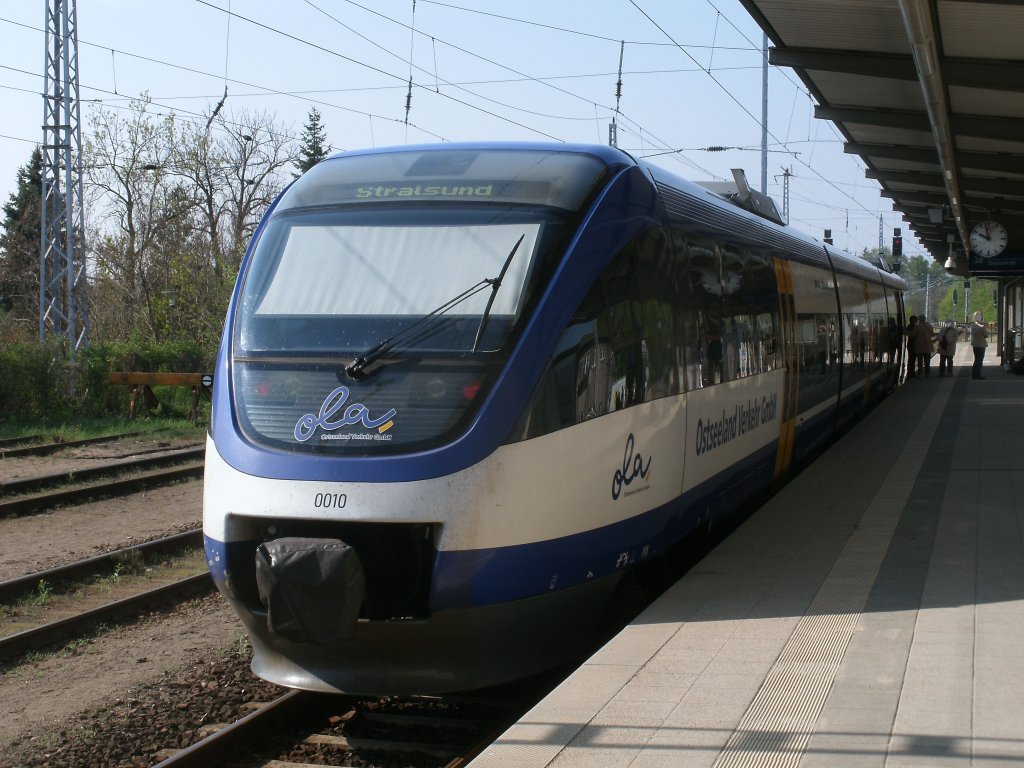 Nicht lange blieb OLA-Triebwagen 0010 am 23.April 2011,nach der Ankunft von Stralsund,in Neustrelitz,nach sieben Minuten ging es wieder zurck nach Stralsund.