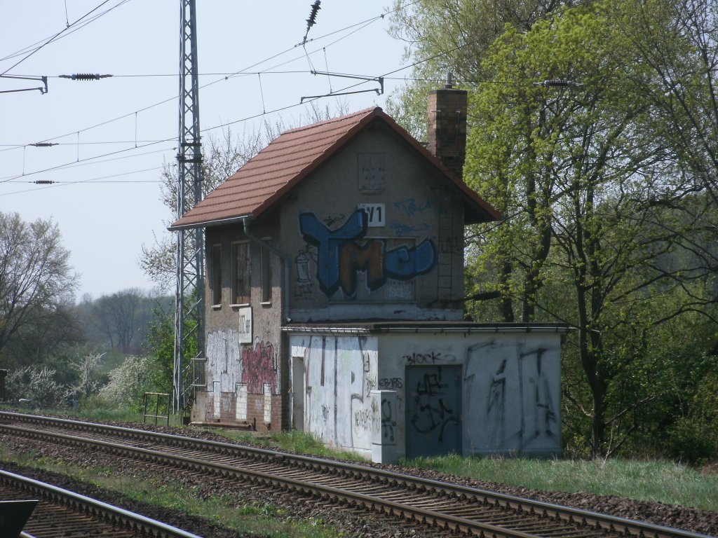 Nicht mehr genutztes Weichenwrterstellwerk W1 am 23.April 2011 an der Ausfahrt in Richtung Berlin in Neustrelitz.