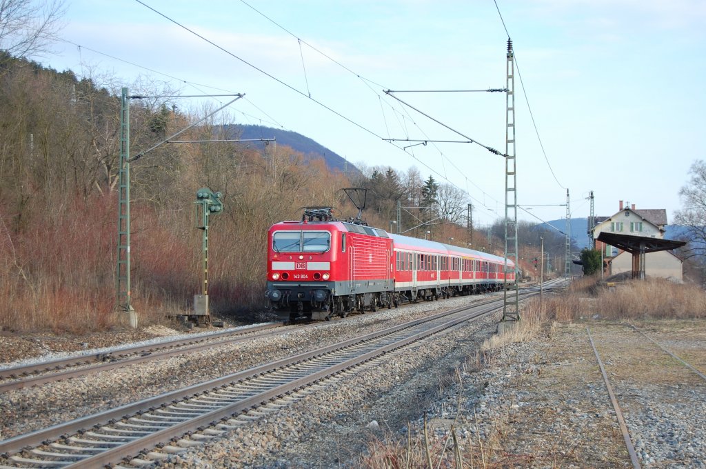 Nicht mehr oft knarren im Bahnhof Gingen an der Fils die Bremsen und kndigen somit den Halt eines Zuges an. Am 19.3.2010 um 17:01 war dies jedoch der Fall und so konnte ich die Stuttgarter 143 804 mit einem aus vier Silberlingen gebildeten Regionalzug nach Plochingen aufnehmen.