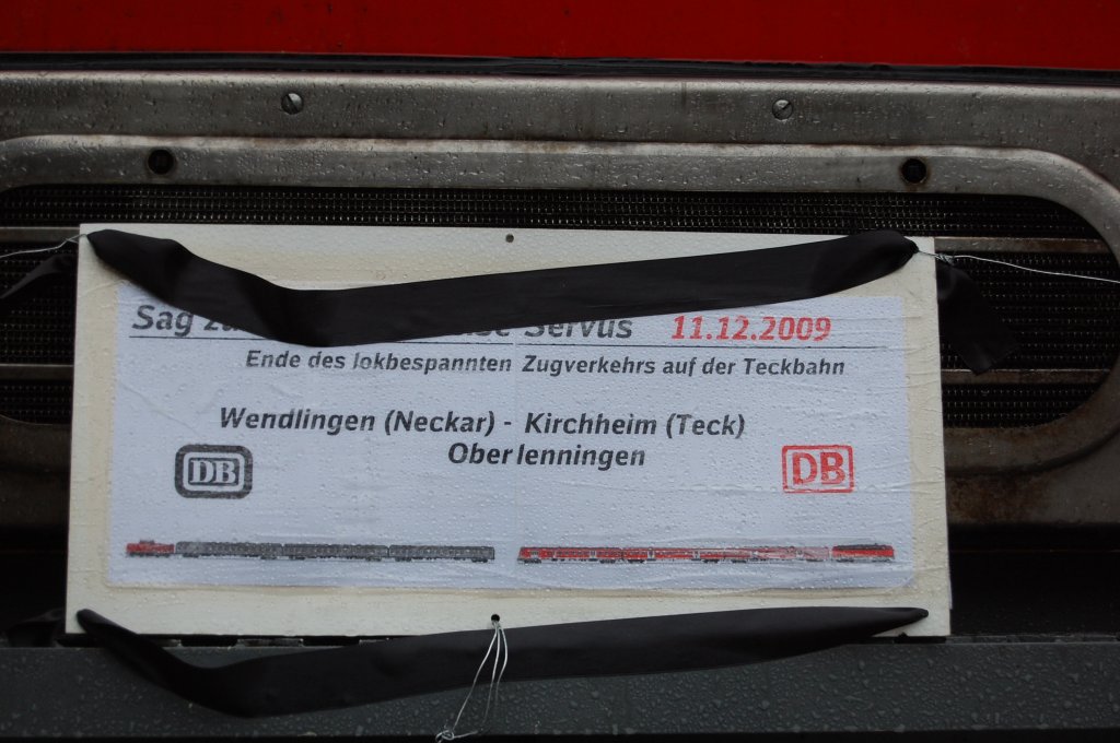 Nicht nur die 218-Fans trauern wegen des Abschieds der BR 218 von der Teckbahn, nein, auch das Personal scheint traurig darber zu sein, und versah den Khlergrill der Lok deshalb mit diesem Schild und 2 schwarzen Trauerbndern... (11.12.2009)