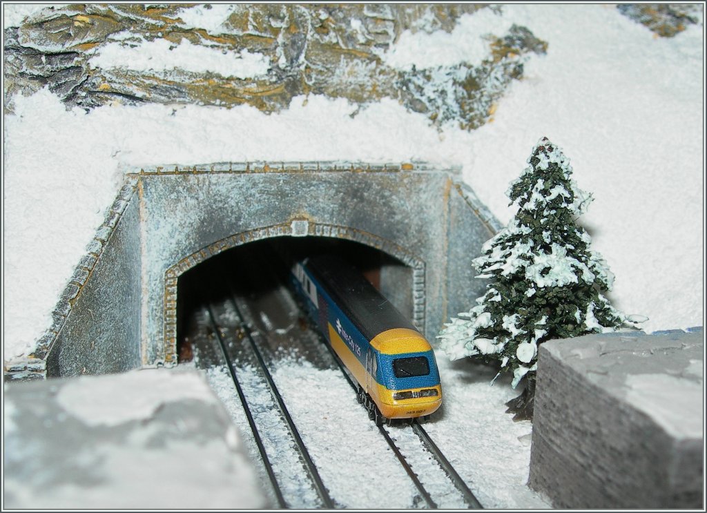 Nicht nur in den Alpen, auch in Micro Britannien ist ende Juni die Schnee gefallen: Bei Gwynbachcwm rollt ein T Gauge HST durch die verschneite Landschaft. 28. Juni 2013 