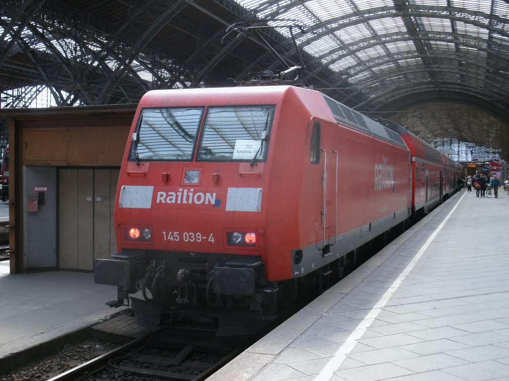 Nicht nur die Baureihe 182 bespannen die RE-Z�ge zwischen Leipzig und Dresden.Am 26.M�rz 2012 schob 145 039 einen RE von Dresden nach Leipzig.