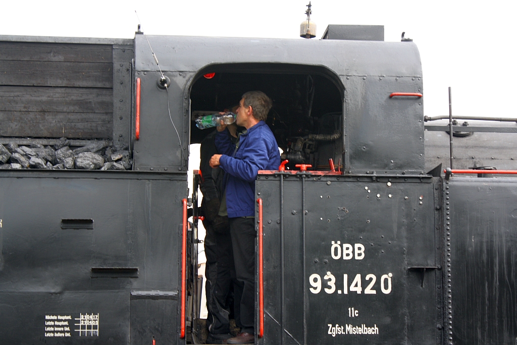 Nicht nur die Dampflok braucht Wasser, auch das Personal mu mal  nachspeisen . 
Schnappschu beim SR 17457 nach Pamhagen am 22.09.2012 im Bf. Mnchhof-Halbturn.