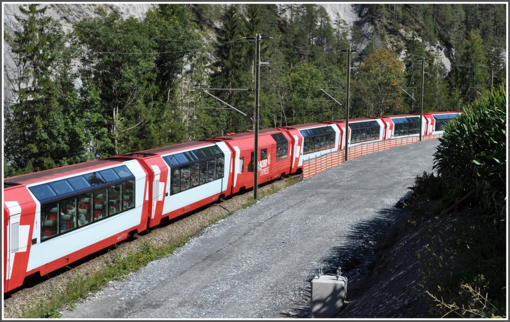 Nicht nur die Gterzge sind lang auf der Oberlnder Linie, sondern auch die doppelten GlacierExpress 906/908, womit hier nur der halbe Zug zu sehen ist.