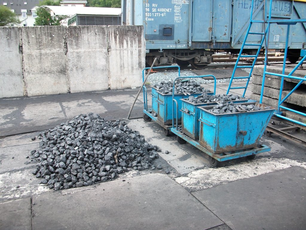 Nicht nur mit dem Bekohlungskran werden die Schmalspurloks vom Rasenden Roland mit Kohle in Putbus bestckt,auch mit diesen kleinen Kohlehunten. 
