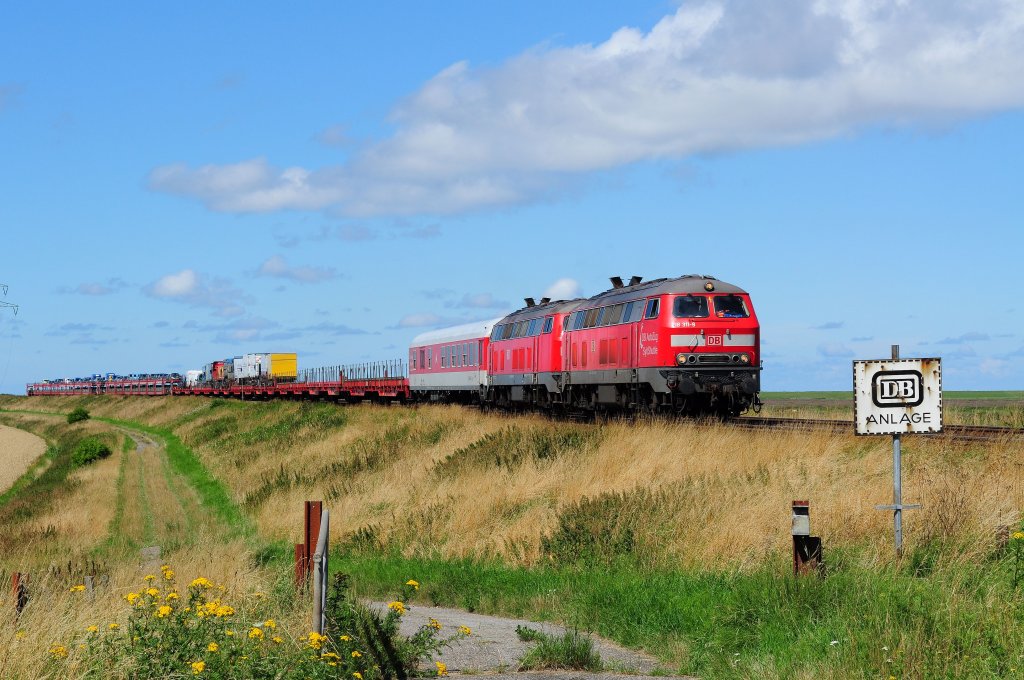 Nicht nur Mhldorf ist ein Paradies der V 160 Familie, auch die Marschbahn zieht es viele Eisenbahnfans nach Norddeutschland. Hier konnte ich die Baureihe 218 in Doppeltraktion vor einem Autozug in Richtung Niebhll ablichten. (03.08.2010)