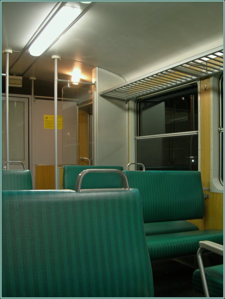 Nicht nur Preise wie vor dreiig Jahren (in Anlehnung an die SBB Werbekampagne)sondern auch Reisen wie vor dreiig Jahren kann man auch heutzutage noch...
Nichtraucherabteil des CEV BDe 2/4 N 75 am 28. Mrz 2013.