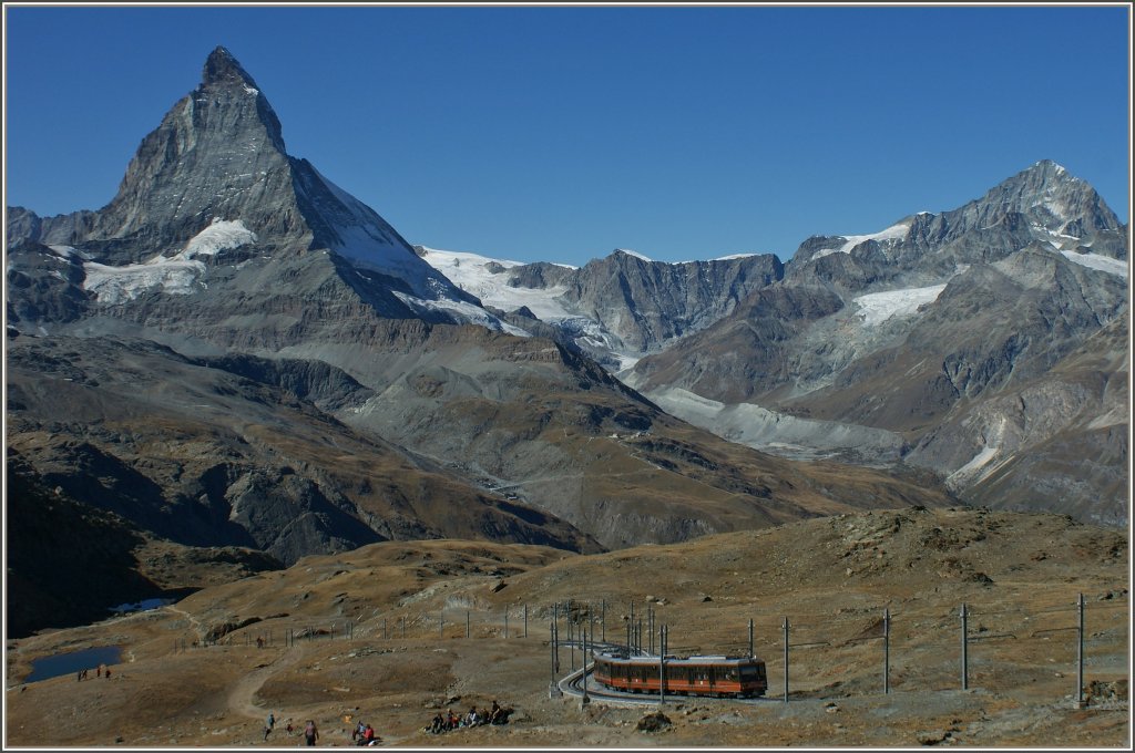 Nicht nur Riffelsee und Matterhorn werden von den Touristen bestaunt, sondern auch die GGB Zahnradbahn die neue Besucher hinauffhrt.
(04.10.2011) 
