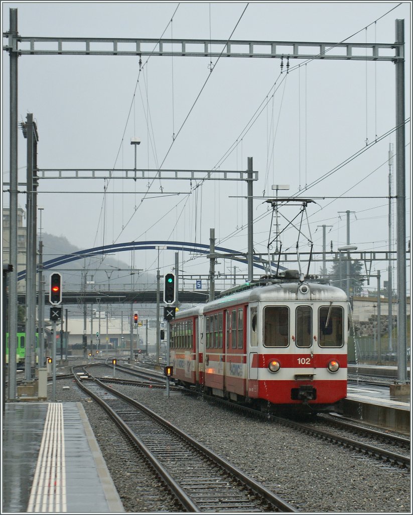 Nicht nur die Schlusslichter, sondern auch die Funktion der Regenrinnen verrt den Nachschuss. AOMC BDe 4/4 mit Bt als Regionalzug 116 nach Monthey Ville verlasen den Bahnhof Aigle.