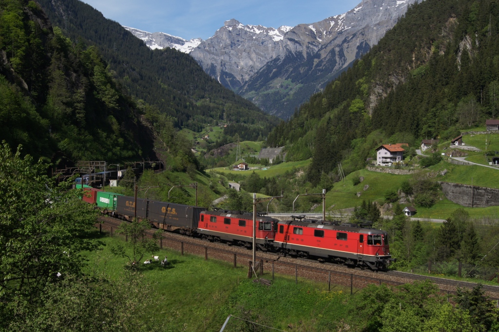 Nicht oft trifft man an Gotthard ein Re 4/4 II-Prchen. Am 10.5.12 fuhren die Re 4/4 II 11334 und die Re 4/4 II 11308 von Intschi Richtung Gurtnellen.